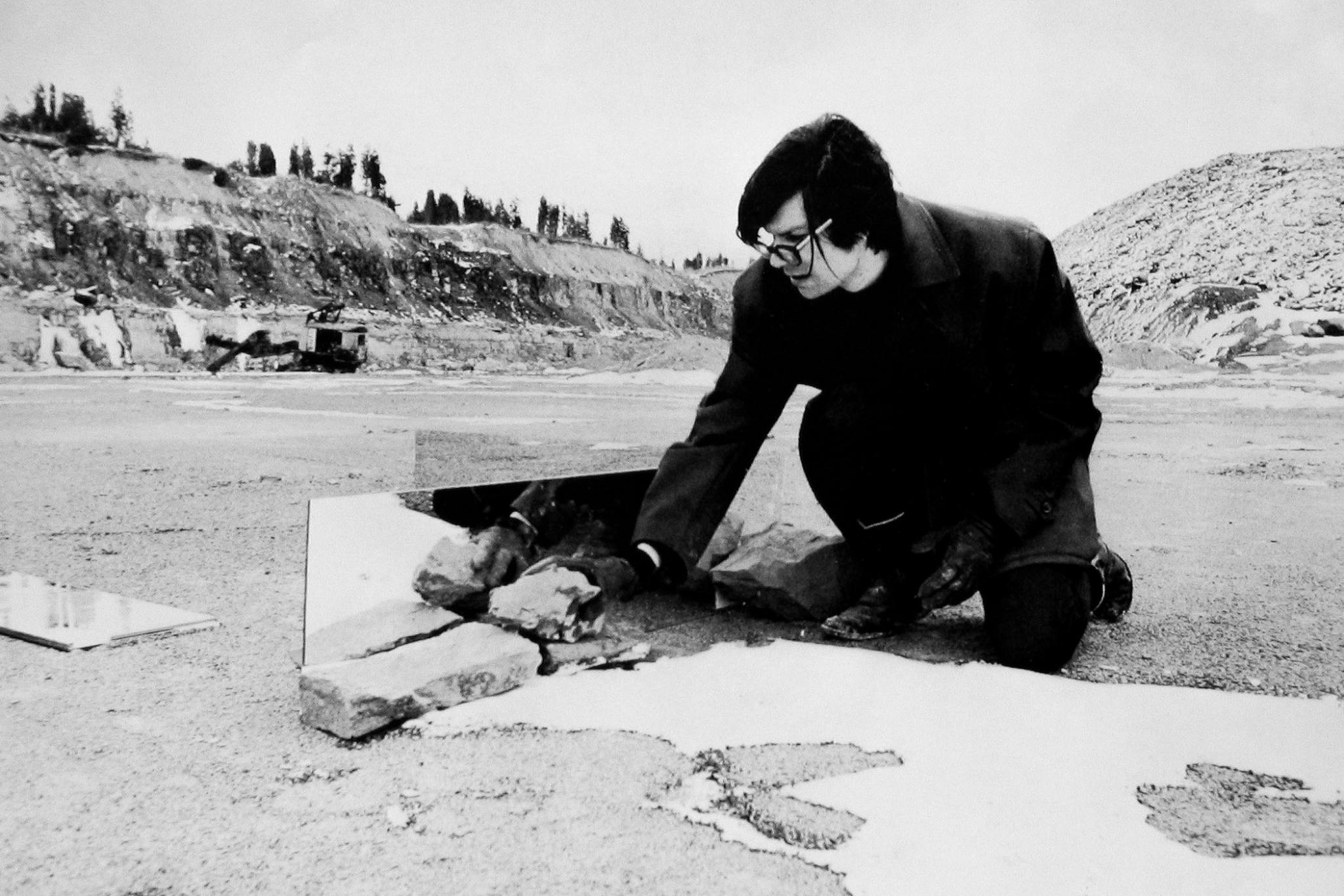 Robert Smithson working on an outdoor mirror displacement piece in New Jersey.
