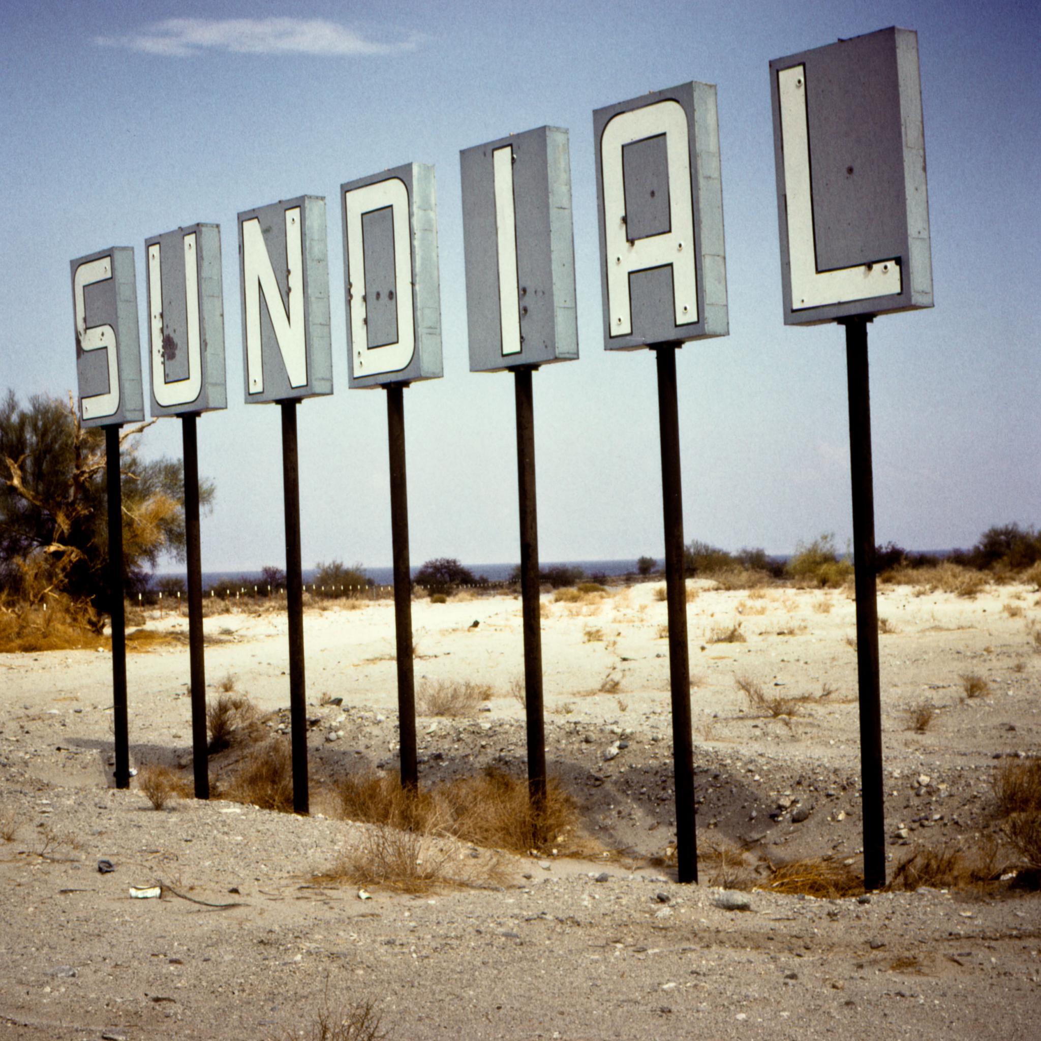 a sign saying "sundial"